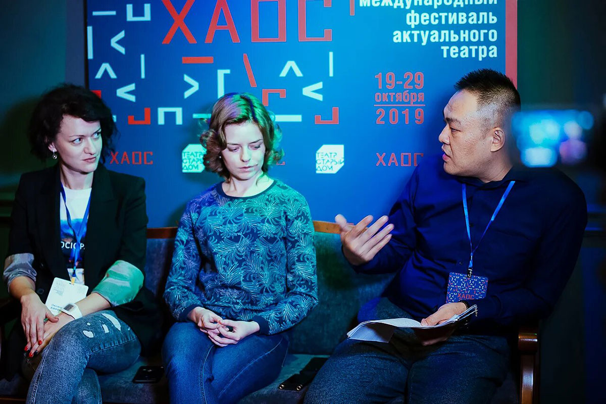 Оксана Ефременко с китайским коллегой на фестивале "ХАОС"