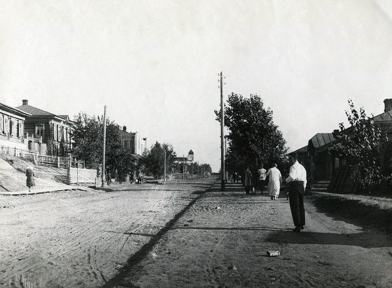 1928 год. Слева можно увидеть Закаменские бани, а вдалеке наш театр, тогда ещё школу